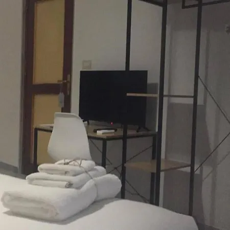 Gatto Bianco Picone 19 בית הארחה 3*